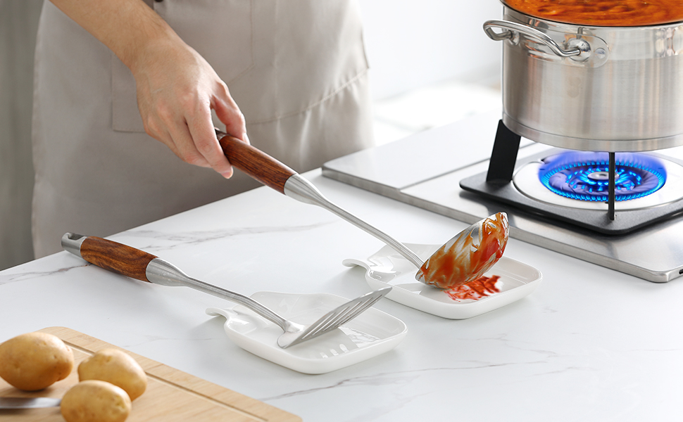 قاعدة/صحن صغير بجانب الموقد توضع عليه ملعقة التقليب أثناء الطبخ لتجنب اتساخ الرخام.