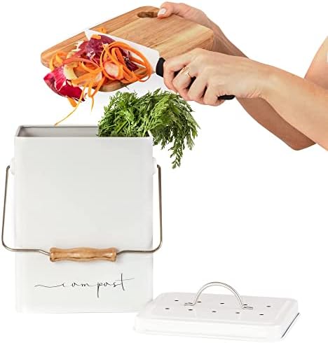 حاوية صغيرة على الرخام لتجميع بقايا التحضير (قشور/قصاصات) قبل رميها دفعة واحدة.