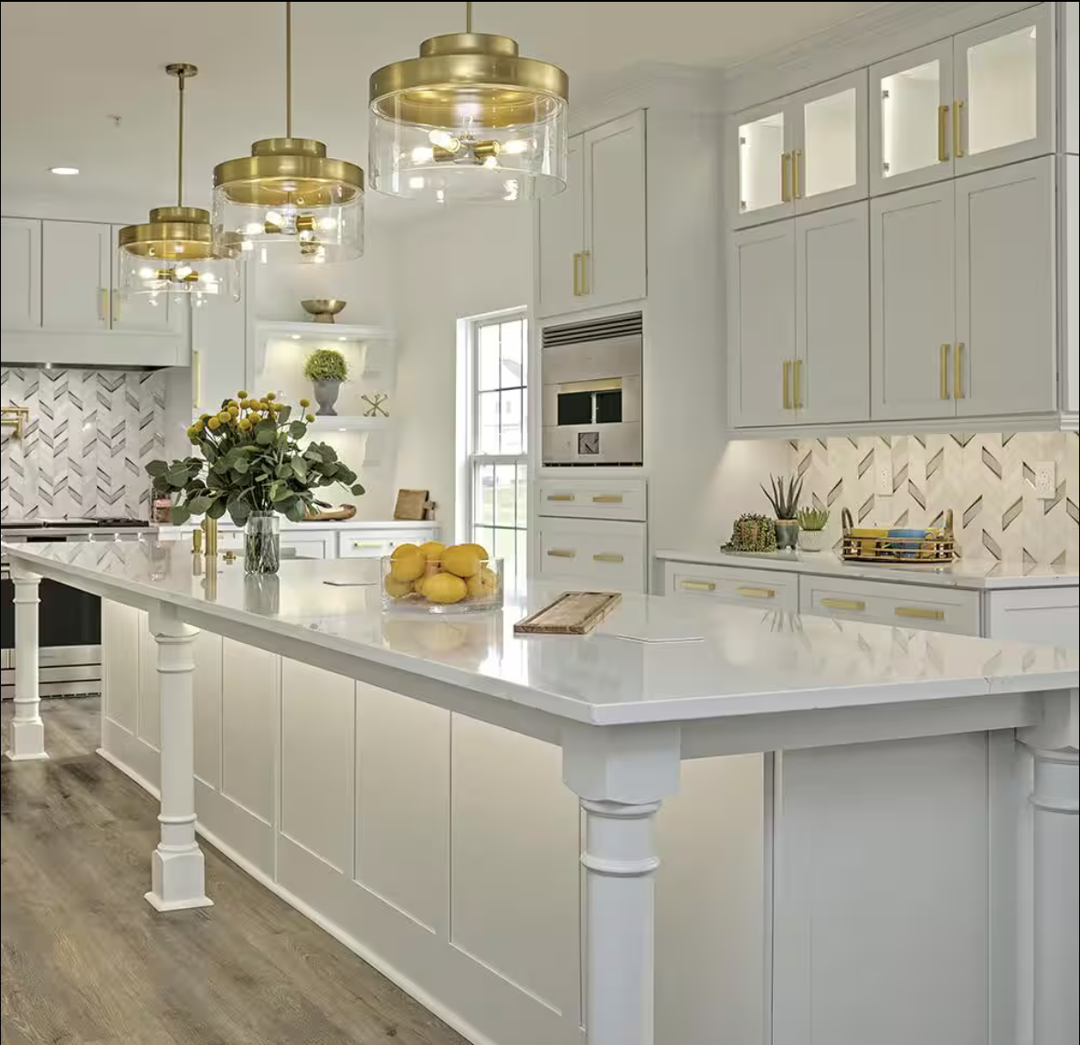 مطبخ باضاءات قوية مناسبة للعمل