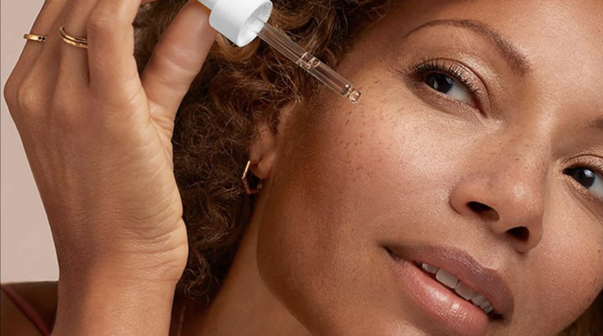 Tranexamic Acid للكلف: لمن يناسب؟ موانع الاستخدام + خطة 8 أسابيع بدون تهيّج