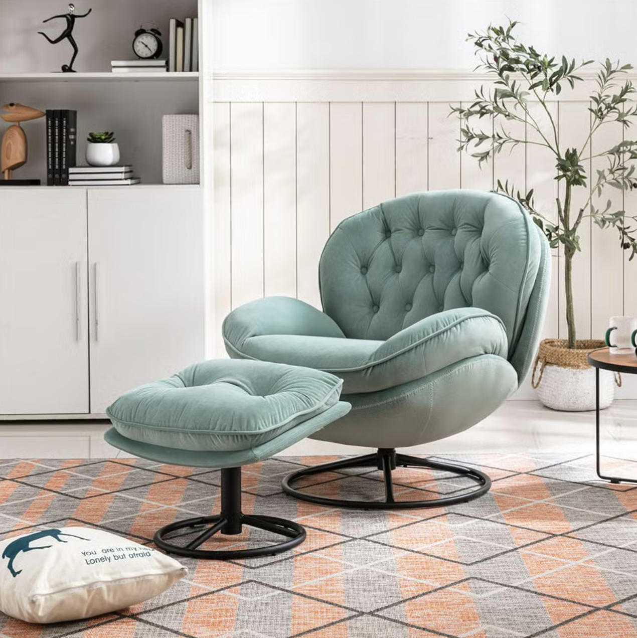 زاوية بكنب فردي مريح قريب من الشباك