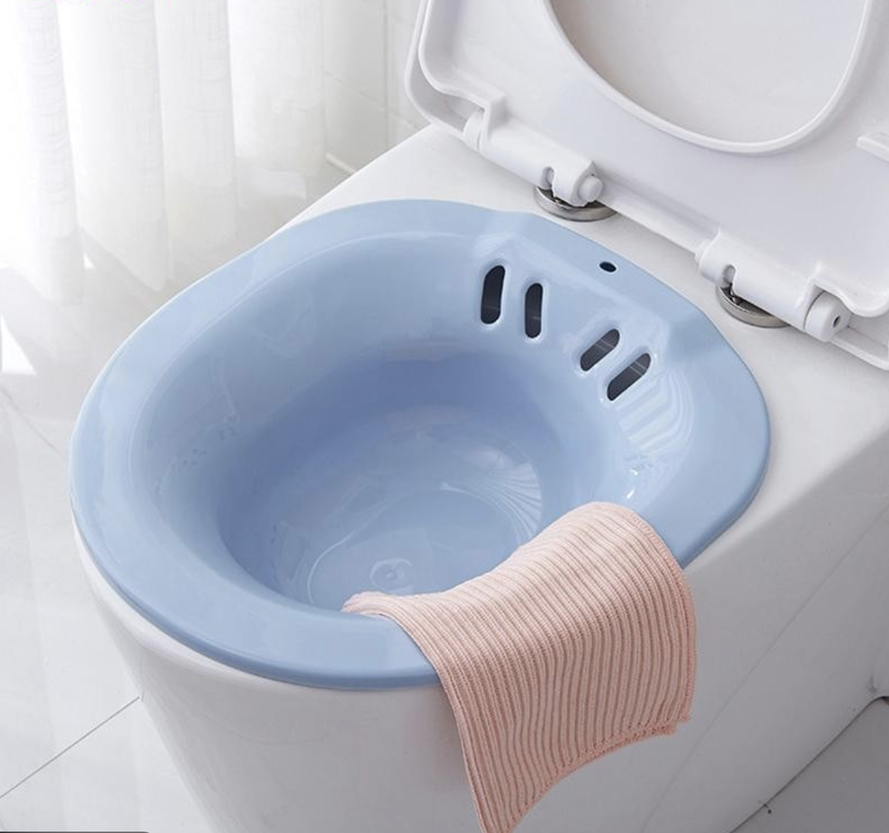 حوض حمام مقعدي (Sitz bath) بلاستيكي موضوع على كرسي المرحاض للاستخدام المنزلي