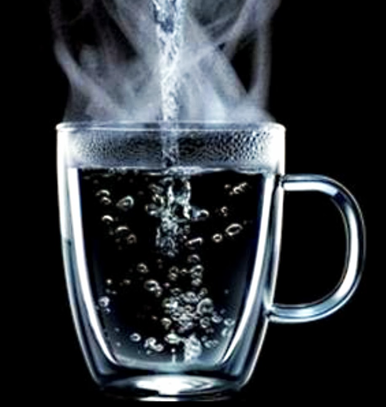 ماء دافي في كوب زجاجي شفاف