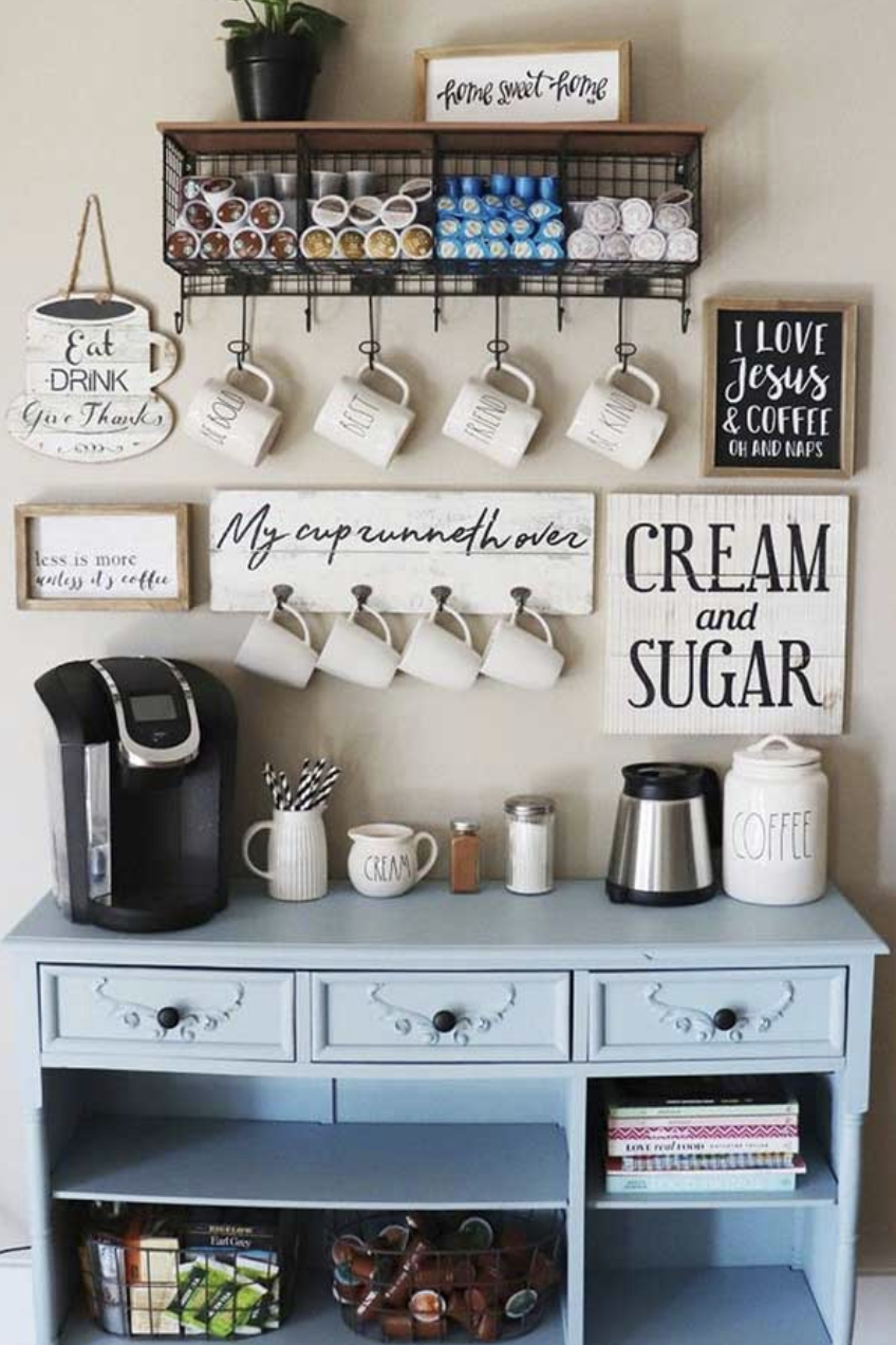 ركن قهوه داخل مطبخ أنيق بدون حلويات ومعجنات مرئية.