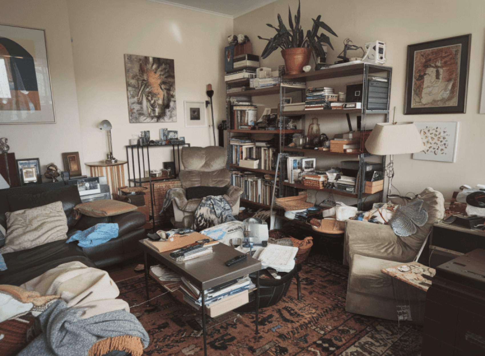 غرفة فيها ازدحام بصري بسبب كثرة الإكسسوارات والكتب والأغراض الصغيرة وتداخل الألوان