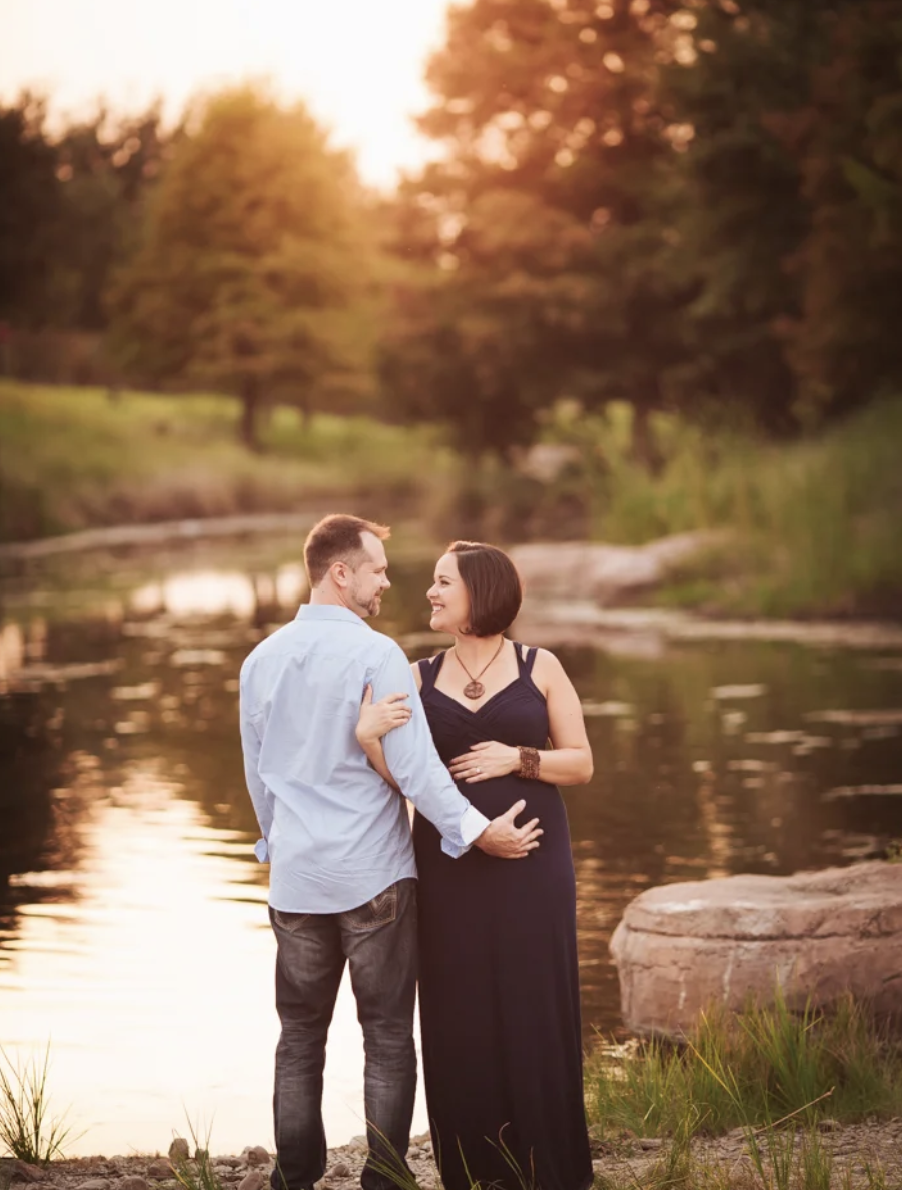 زوجان ينتظران مولودهما يتمايلان ببطء كدعم مريح أثناء تقلصات المخاض