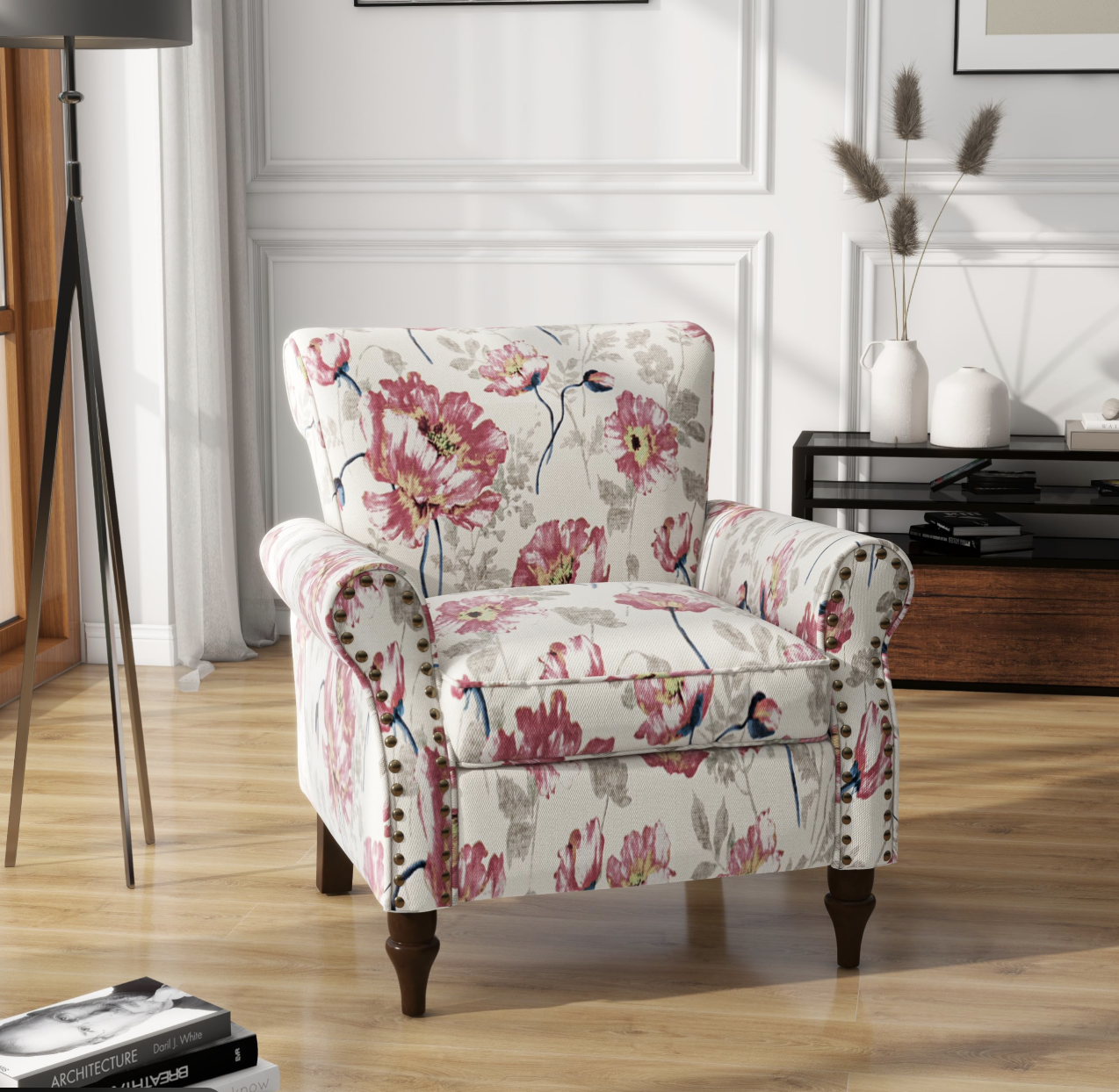 كرسي جانبي بنقش نباتي متوسط بألوان وردية وخلفية فاتحة في غرفة معيشة بإضاءة طبيعية