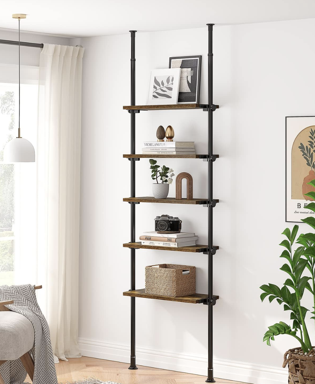 وحدة رفوف نحيفة بتنسيق مرتب: إطار بسيط على الرف العلوي، كتب على رفوف متفرقة، وسلة تخزين منسوجة في الأسفل لإضافة لمسة طبيعية