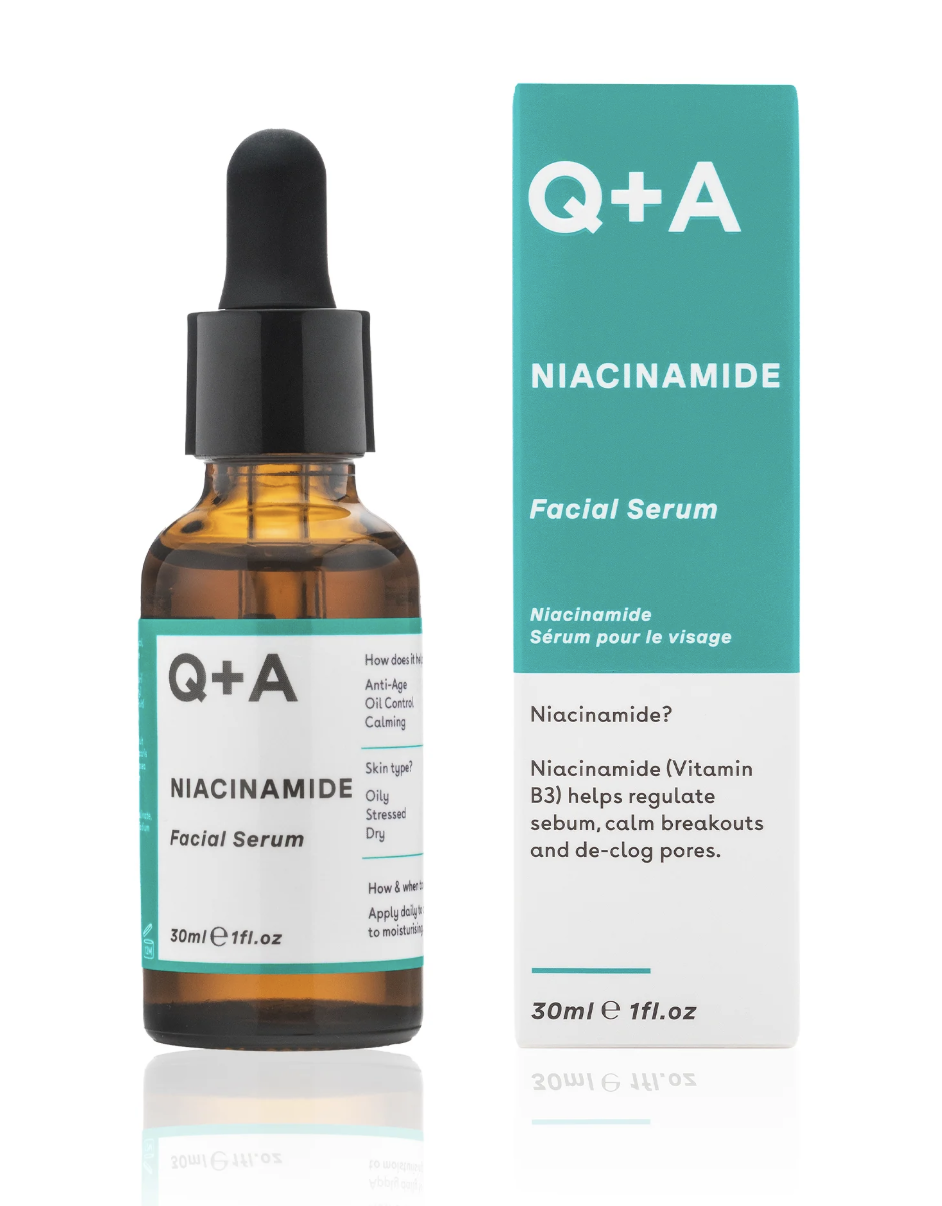 عبوة سيروم نياسيناميد بقطّارة مع علبة المنتج — مثال لمكوّن داعم للحاجز ضمن روتين تفتيح لطيف.