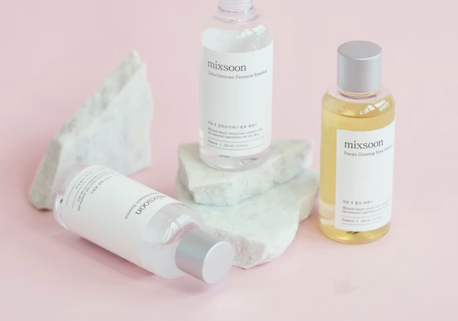 Hypochlorous Acid للبشرة بجانب منتجات عناية فاتحة اللون على قطع رخام مع إضاءة طبيعية ناعمة.