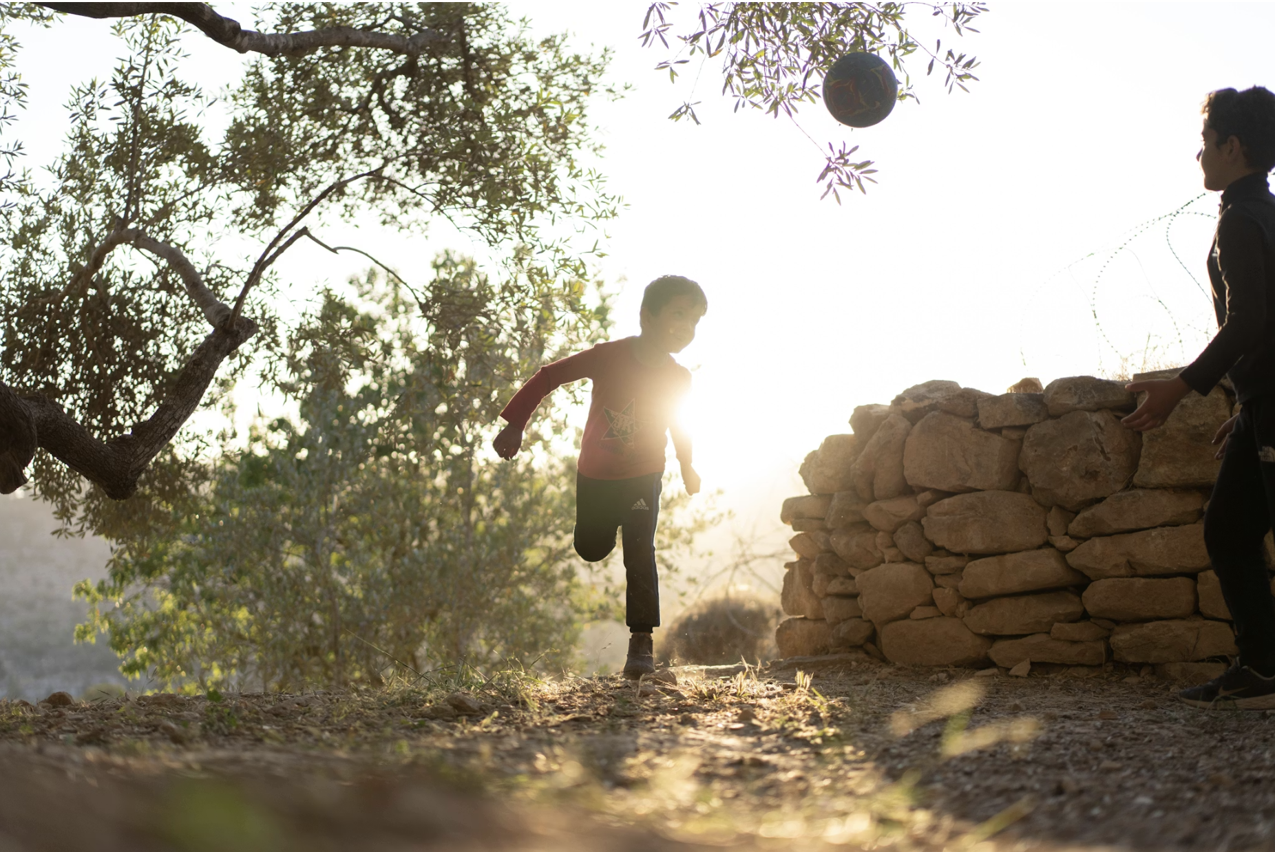 قصر النظر عند الأطفال بسبب الشاشات: أطفال يلعبون في الهواء الطلق تحت ضوء الشمس لزيادة وقت الخارج.