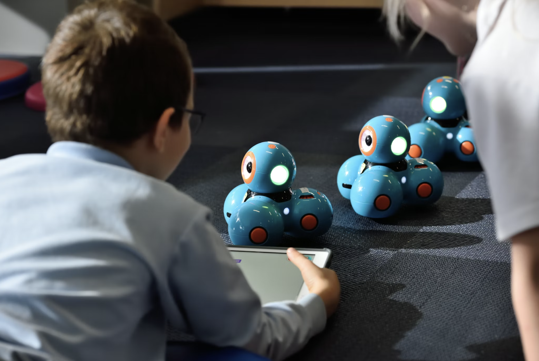 قصر النظر عند الأطفال بسبب الشاشات: طفل يستخدم جهازًا لوحيًا داخل المنزل مع تركيز قريب على الشاشة.